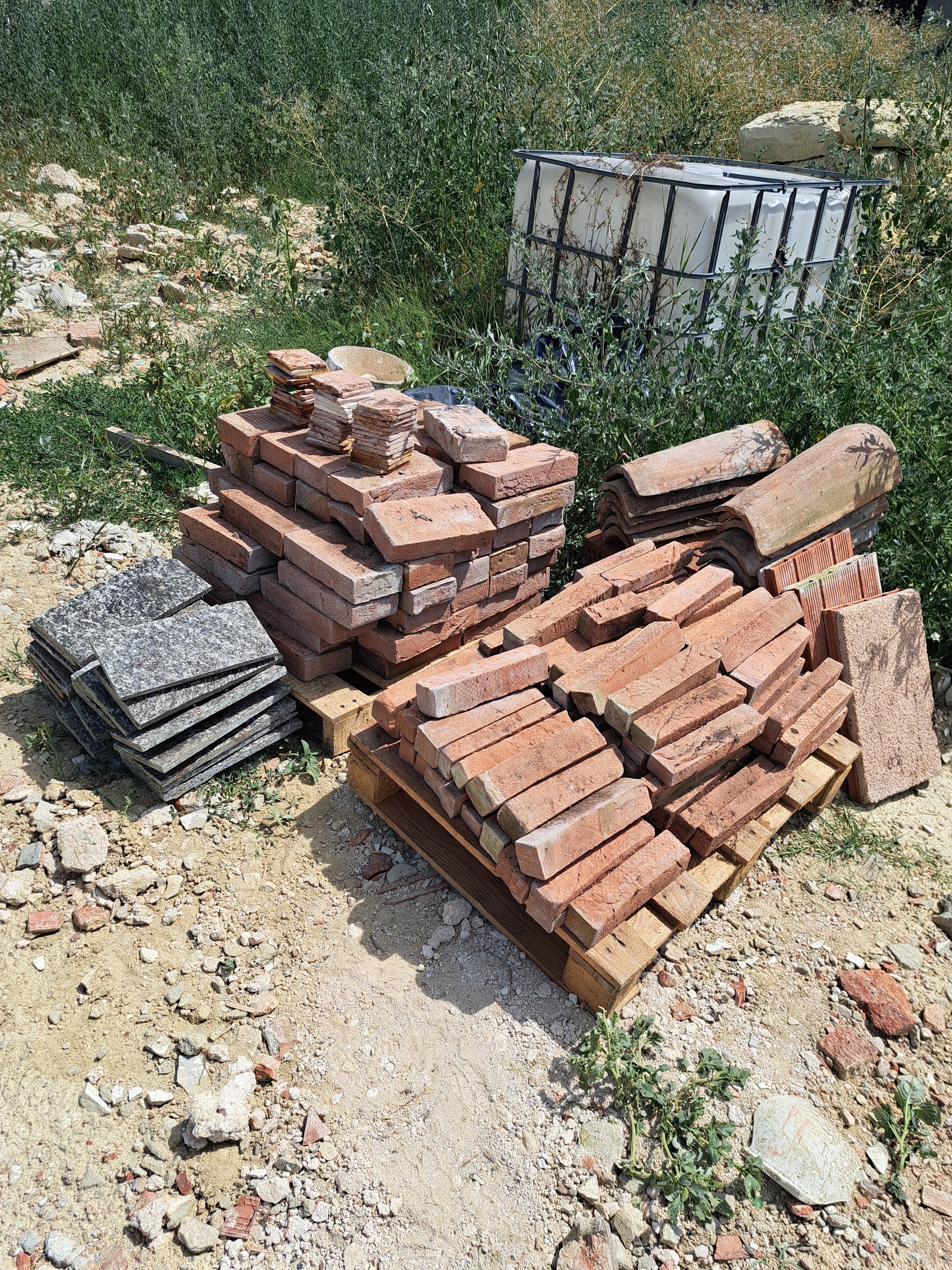 Materiali raccolti durante un lavoro di sgombero