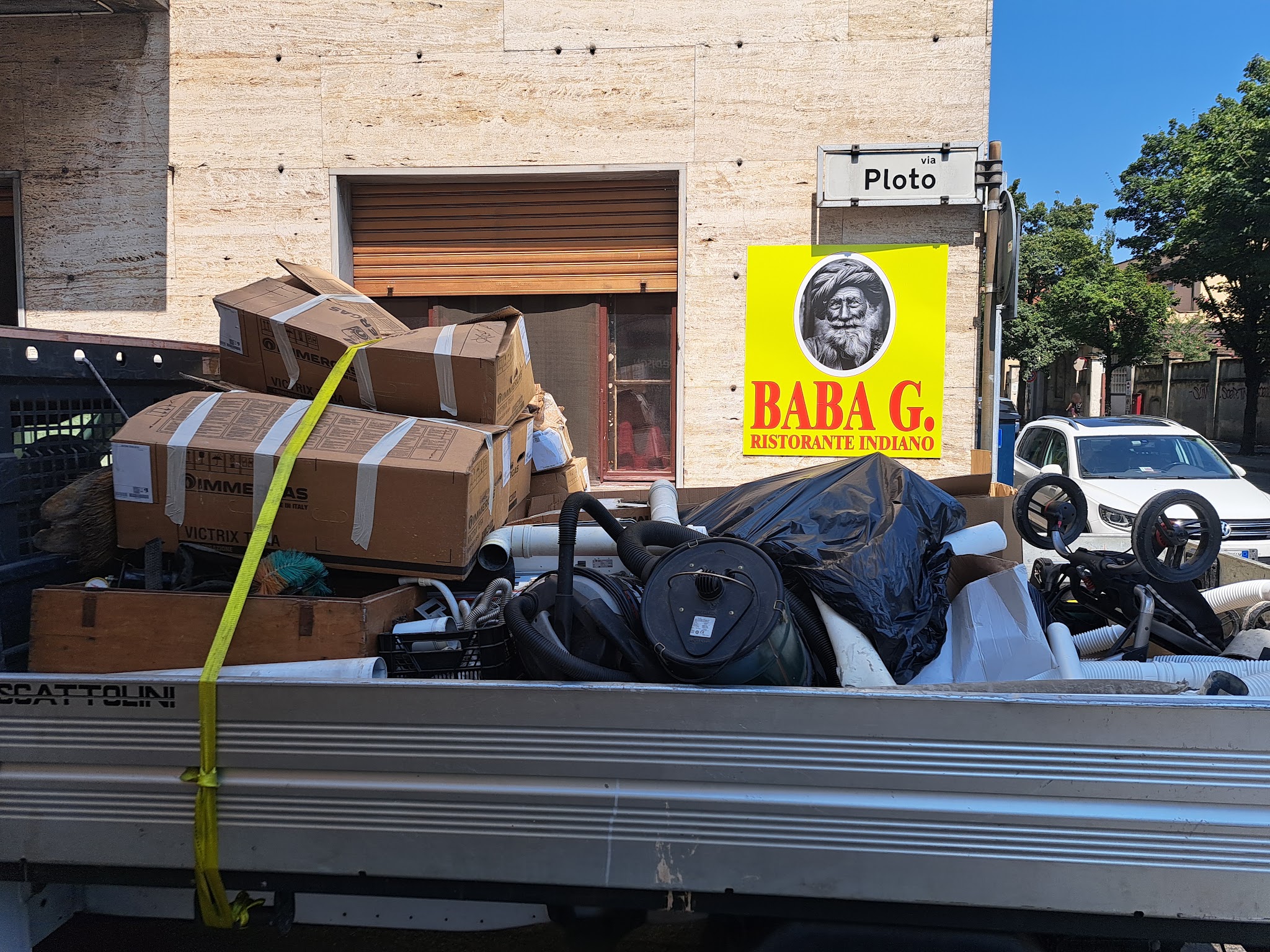 Autocarro carico di scatole e oggetti